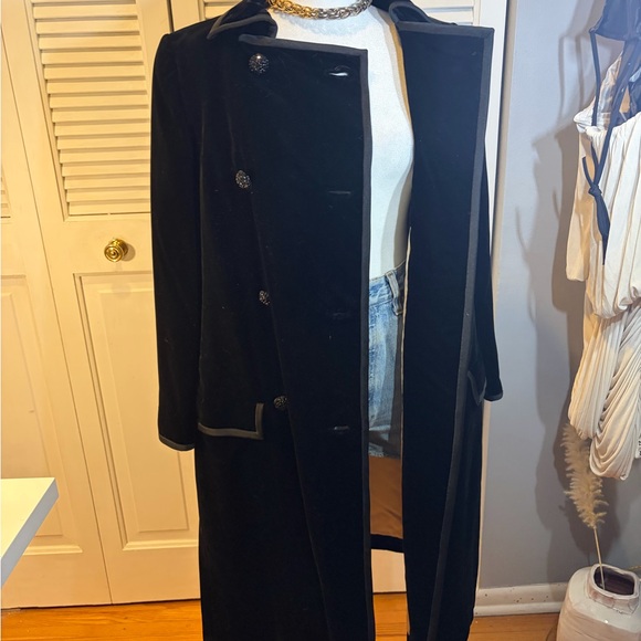 Elegant Black Velvet Women's Coat - Picture 11 of 12